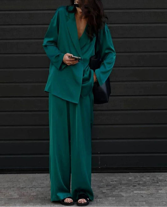 Ensemble deux pièces de bureau avec pantalon taille haute en satin vert