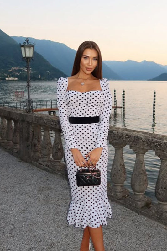 Robe longue élégante à pois et ourlet sirène