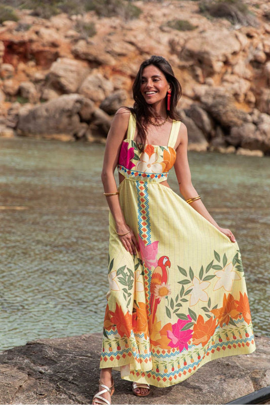 Robe longue élégante à imprimé floral et découpes nouées