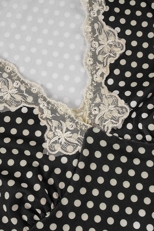 Haut court à col en V en dentelle à pois