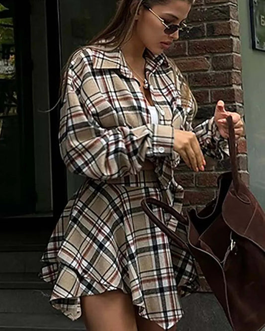 Ensemble de bureau deux pièces avec mini-jupe plissée à imprimé bleu