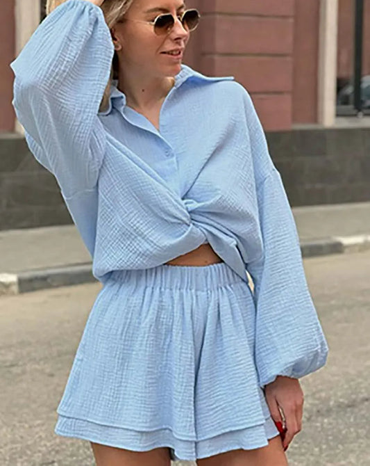 Ensemble deux pièces de bureau en coton bleu avec short à boutonnage simple