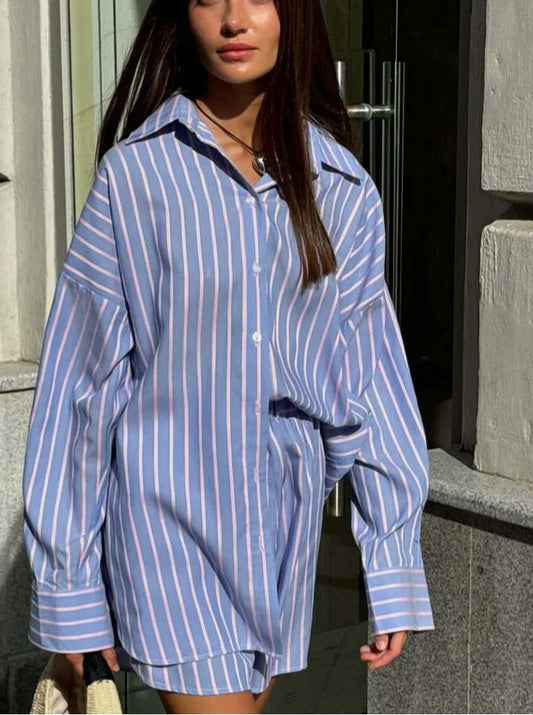 Ensemble deux pièces de bureau avec short à boutonnage simple et imprimé bleu