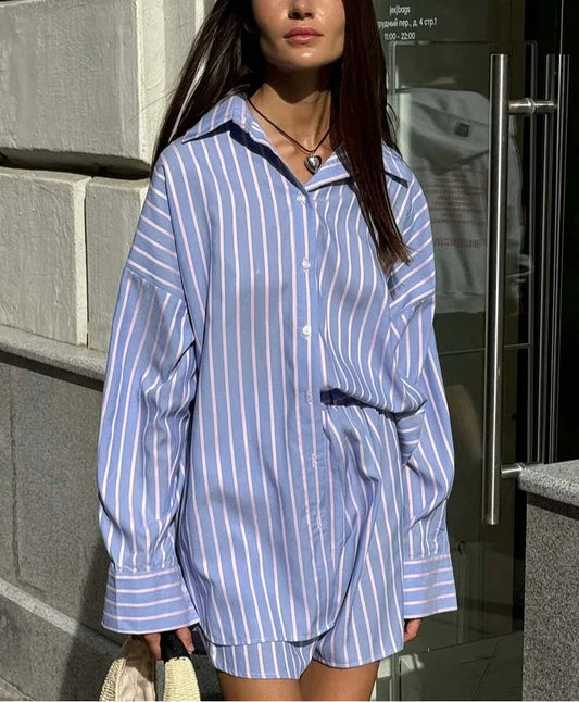 Ensemble deux pièces de bureau avec short à boutonnage simple et imprimé bleu