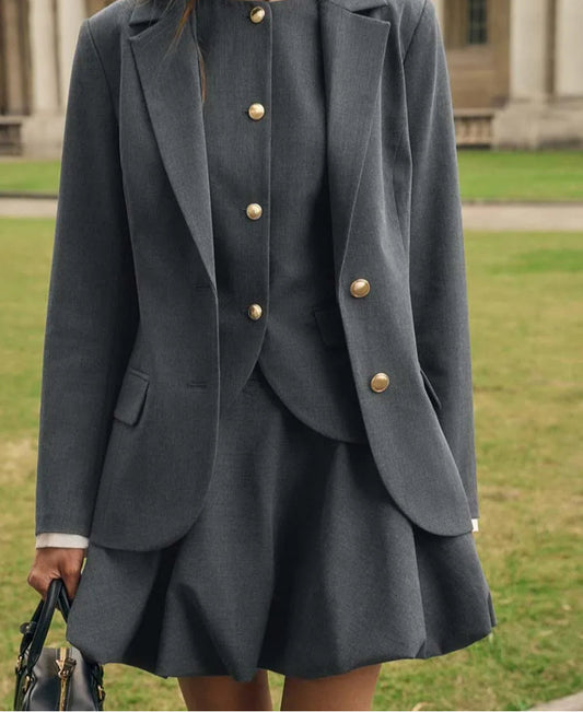Ensemble deux pièces de bureau avec chemise à boutons grise et débardeur