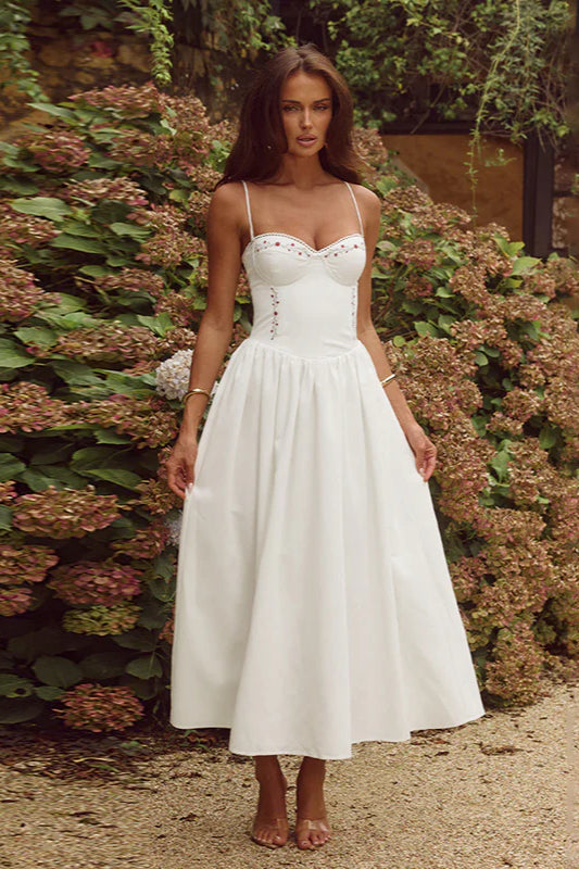 Robe longue trapèze cintrée à la taille et brodée de fleurs