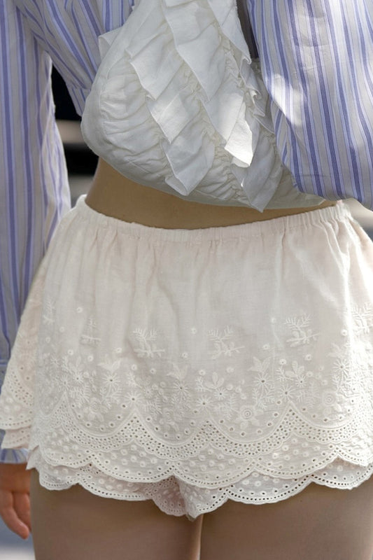 Mini-jupe ajustée à bordure en dentelle