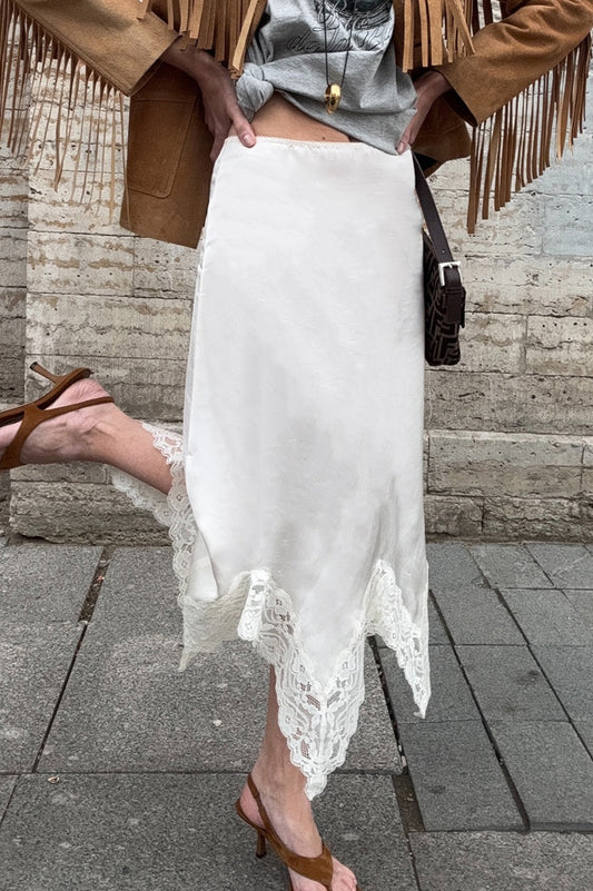 Jupe midi trapèze en dentelle satinée