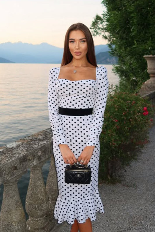 Robe longue élégante à pois et ourlet sirène