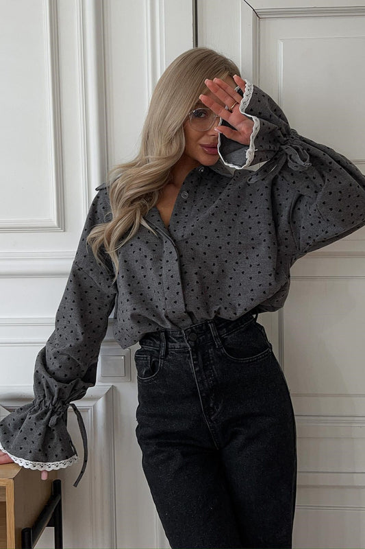 Chemisier à col à pois et poignets en dentelle