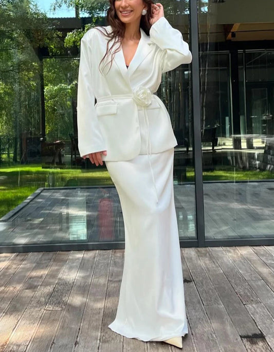 Ensemble deux pièces de bureau avec jupe à manches longues en satin blanc