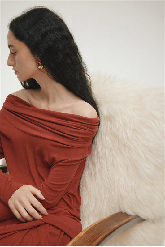 Pull ajusté en maille Tencel à épaules dénudées