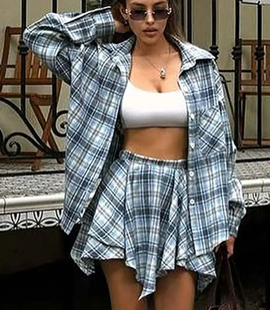 Ensemble de bureau deux pièces avec mini-jupe plissée à imprimé bleu