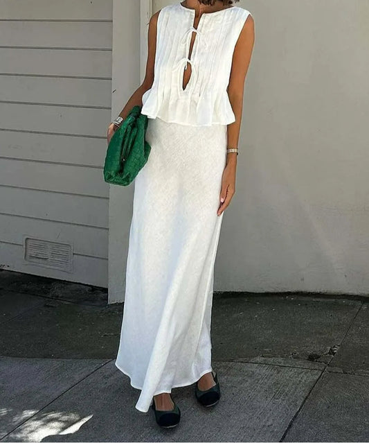 Ensemble deux pièces de bureau en coton blanc avec jupe à lacets et chevilles