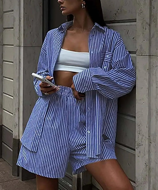 Ensemble deux pièces de bureau avec short à boutons et poches à imprimé bleu