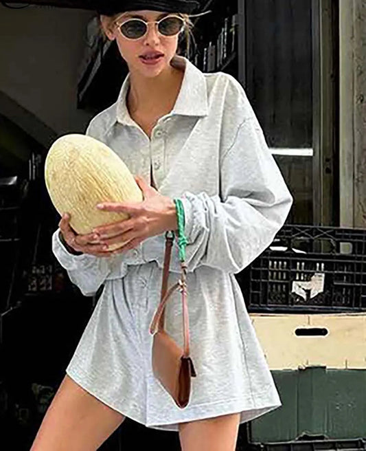 Ensemble deux pièces de bureau gris avec short à boutonnage simple