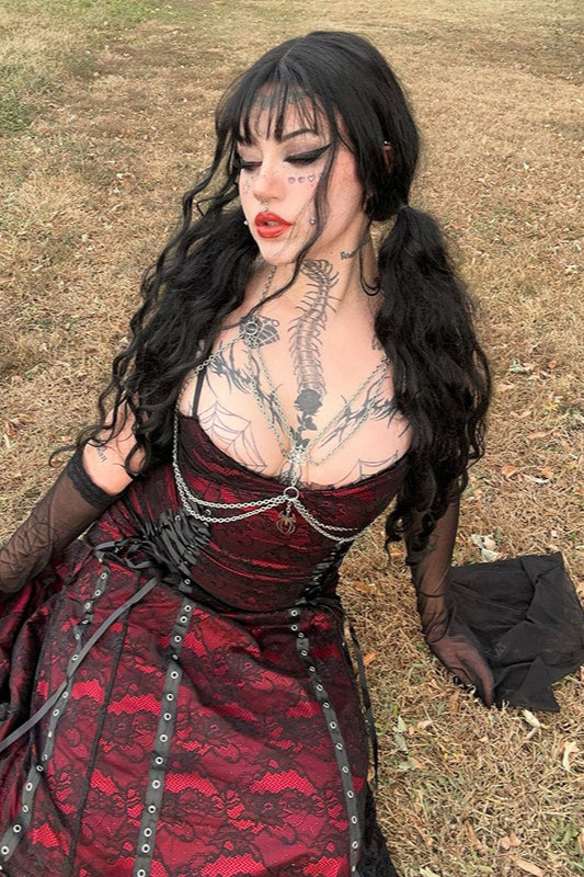 Robe gothique à bretelles en dentelle superposées