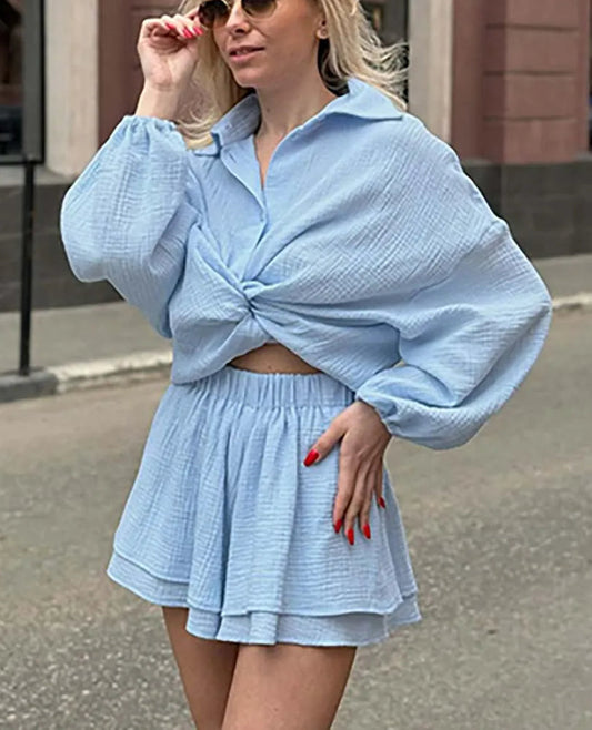 Ensemble deux pièces de bureau en coton bleu avec short à boutonnage simple