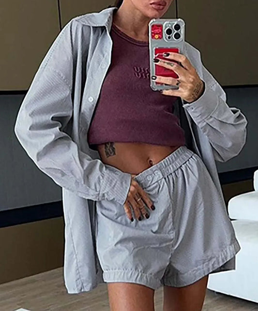 Ensemble deux pièces de bureau avec short à simple boutonnage et imprimé gris