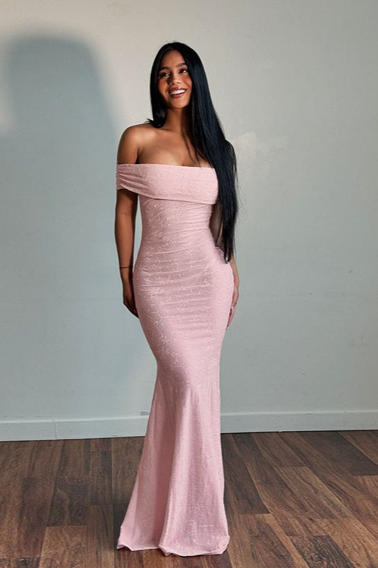 Robe longue moulante à fleurs et épaules dénudées