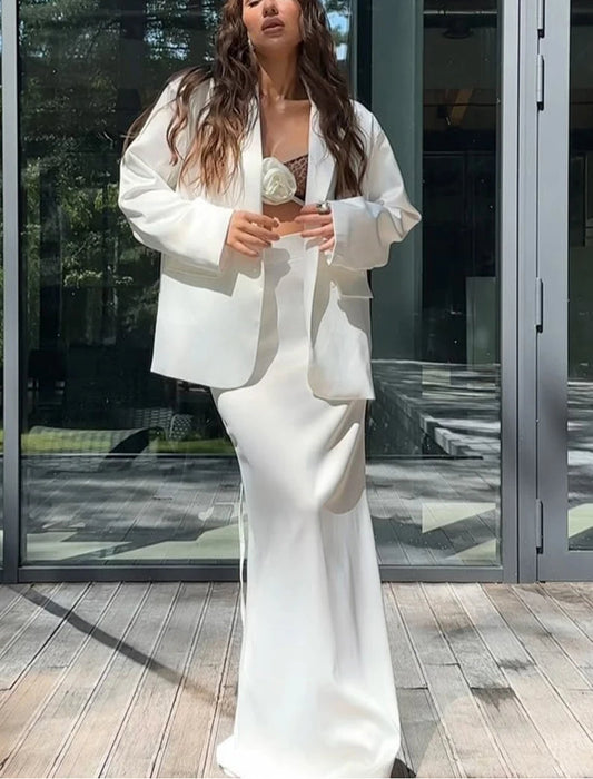 Ensemble deux pièces de bureau avec jupe à manches longues en satin blanc