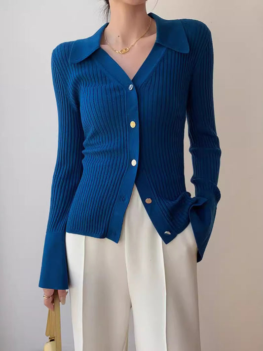 Cardigan en tricot bleu à col en V