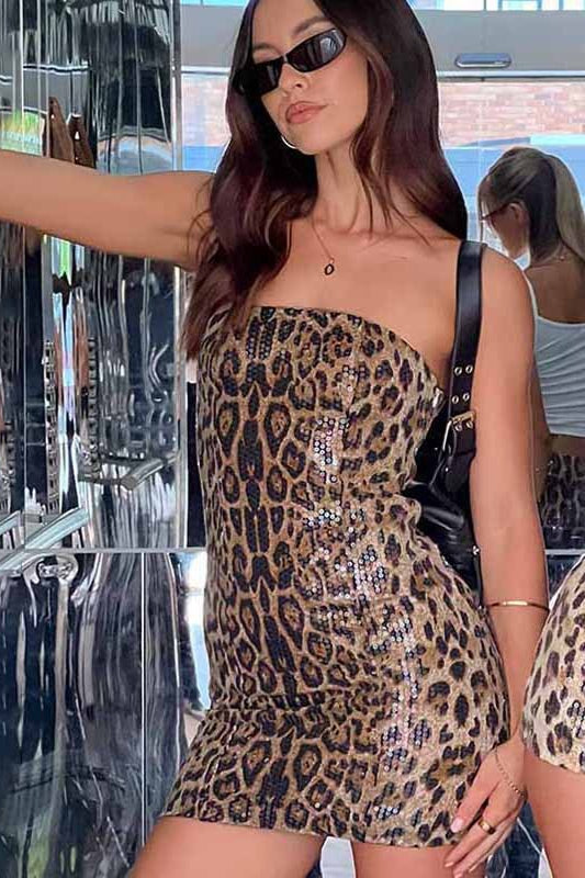 Mini-robe moulante sans bretelles à sequins léopard