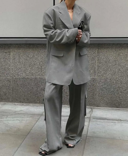 Ensemble deux pièces pour le bureau, chemise à poche grise et pantalon cargo