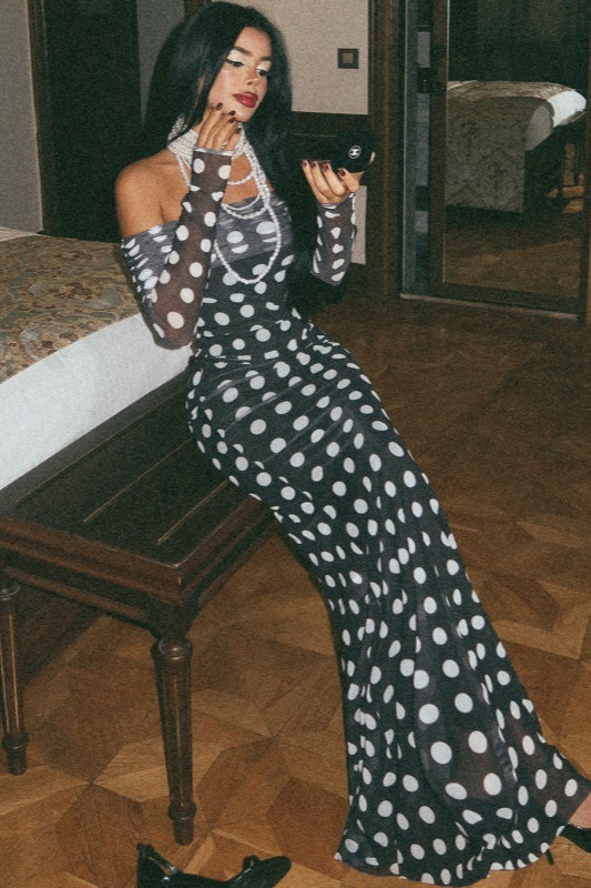 Robe longue froncée à pois et manches longues et épaules dénudées