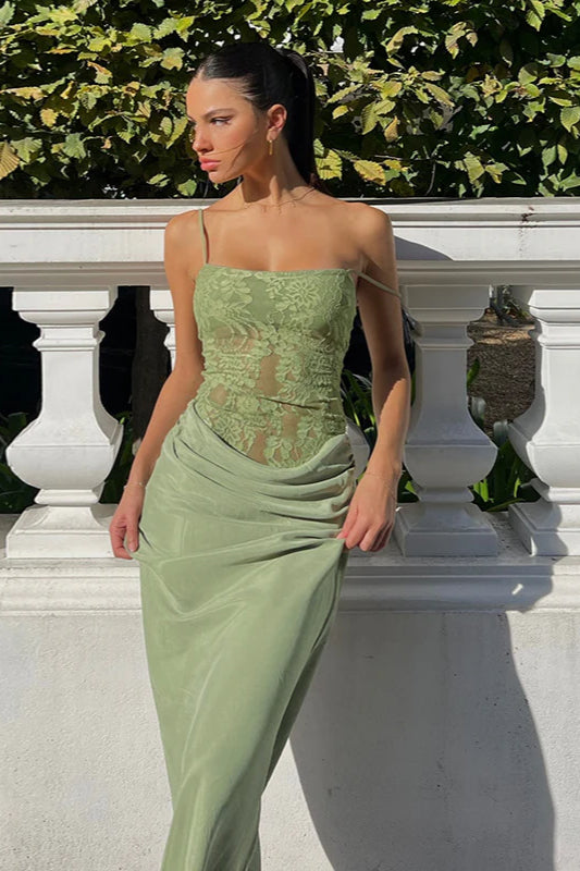 Robe longue froncée en dentelle, coupe ajustée, bretelles fines