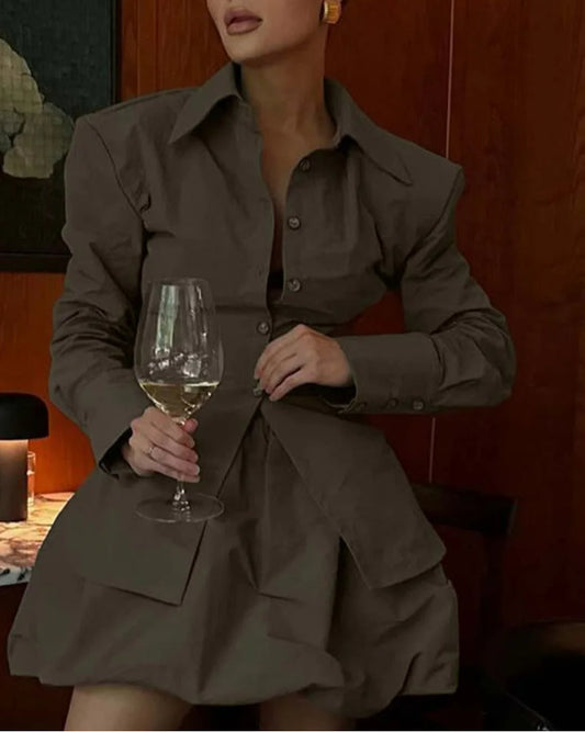 Ensemble de bureau deux pièces avec mini-jupe à revers en nylon marron