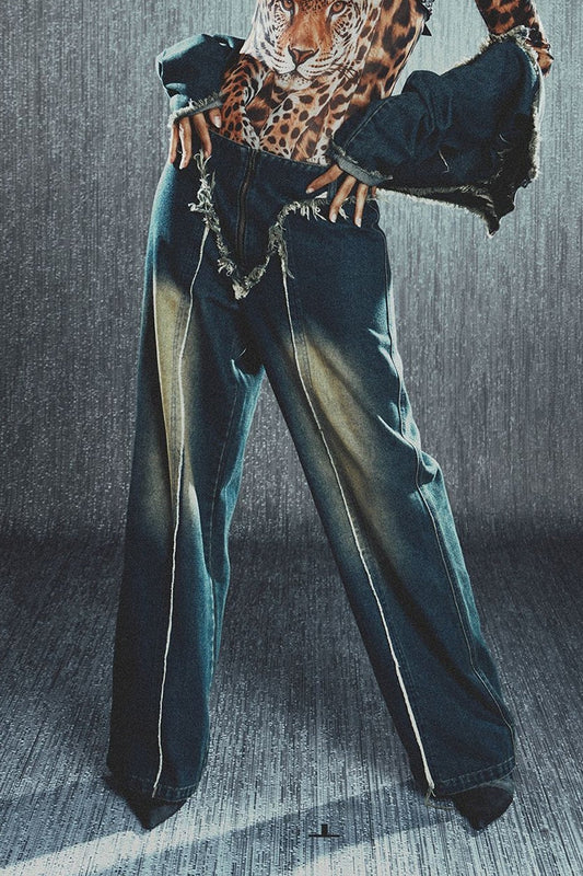 Jean taille basse à ourlet effiloché et jambe droite