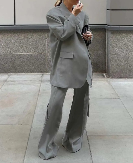 Ensemble deux pièces pour le bureau, chemise à poche grise et pantalon cargo