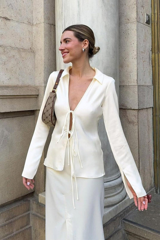 Chemisier ajusté en satin noué sur le devant