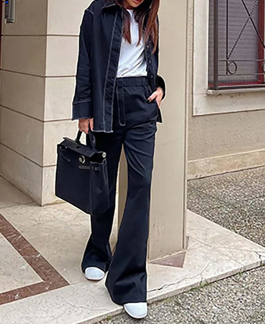Ensemble deux pièces de bureau bleu marine avec pantalon à poches boutonnées