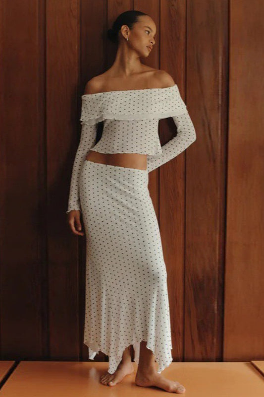 Ensemble deux pièces à pois et épaules dénudées