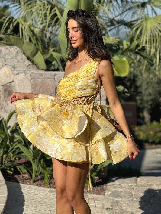 Robe fleurie à volants creux et à une épaule