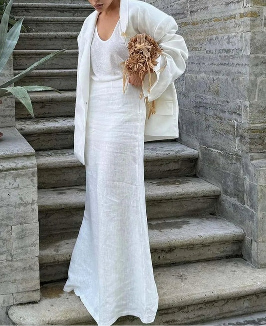 Ensemble deux pièces pour le bureau, blazer à poches blanches et jupe au sol