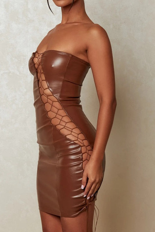 Mini-robe moulante sans bretelles avec ceinture nouée