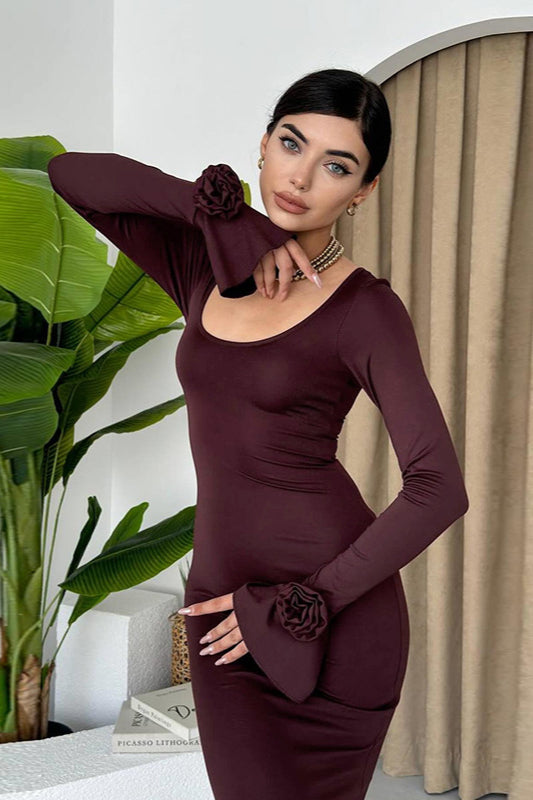 Robe de soirée à manches longues et col rond ornée de roses