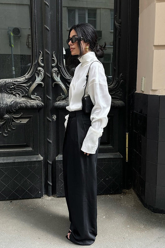 Chemisier à col roulé minimaliste en satin