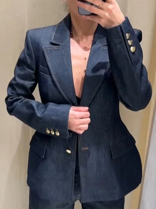 Ensemble deux pièces pour le bureau avec veste en jean et jean taille haute