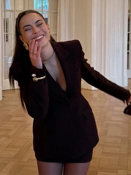 Ensemble deux pièces de bureau avec mini-jupe et blazer à revers bordeaux