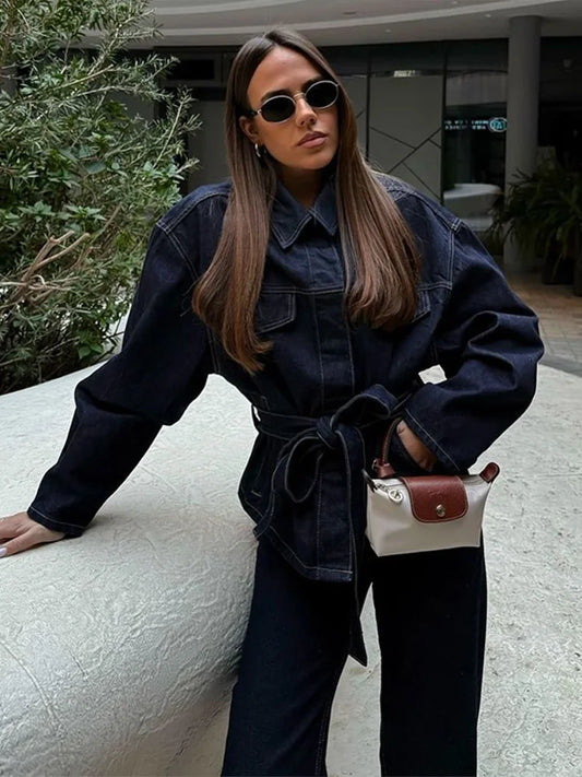 Ensemble deux pièces pour le bureau, veste en jean, pantalon ceinturé