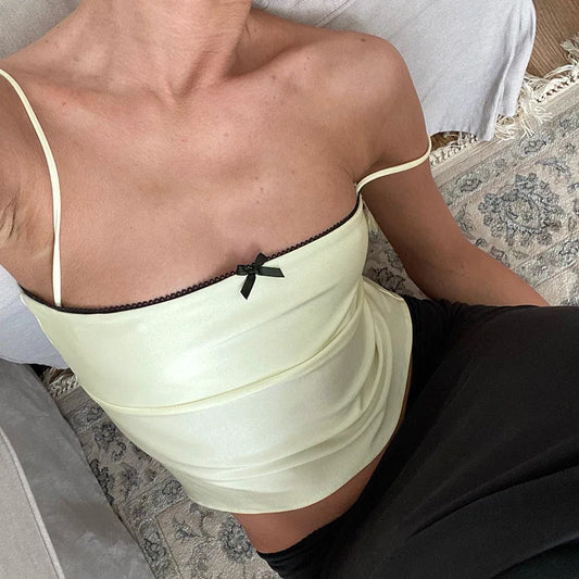Haut court spaghetti en satin avec nœud papillon