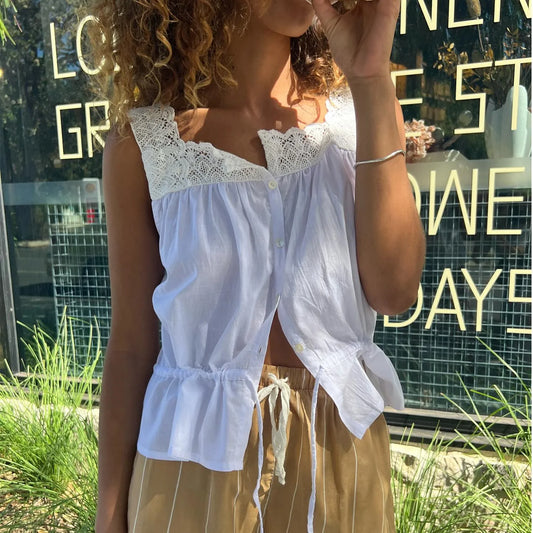 Haut court boutonné en dentelle