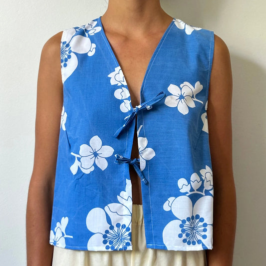 Haut court à col en V noué sur le devant