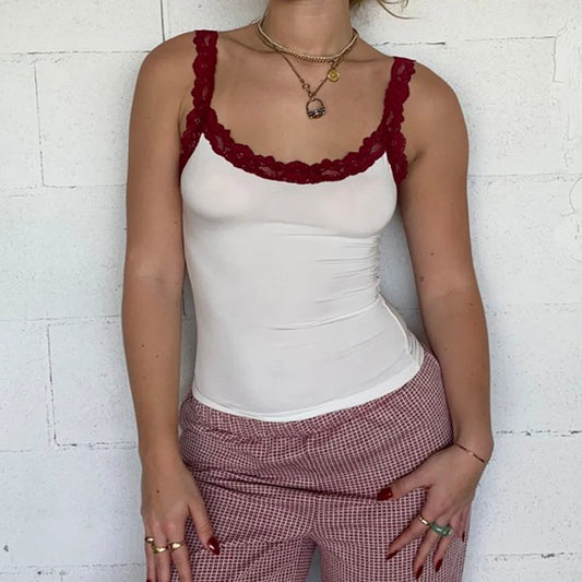 Haut court à dos ouvert et bordure en dentelle