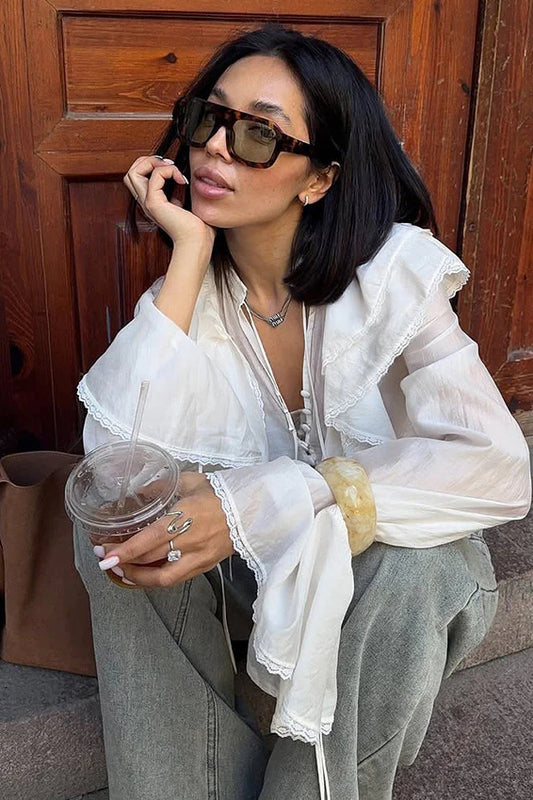 Chemisier à col en V et bordure en dentelle nouée