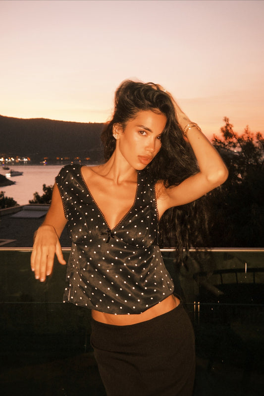 Haut court caraco à col en V et pois